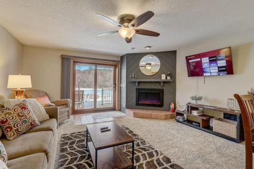 Wisconsin Dells Casa | Stephs Waterfront Retreat Sunset Cove 303