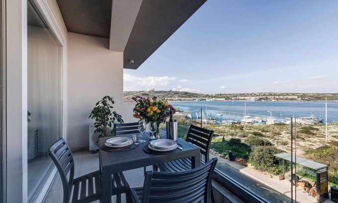 Għadira Apartamento | 🌊 Steps from Mellieha Beach! Modern 1BR apartment with terrace, ensuite & kitchen 🌅 Perfect for couples, friends or business stays 🐚✨.