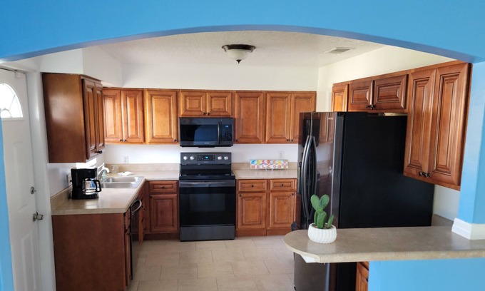 Indialantic By The Sea Condominio | Steps From The Beach, 2BR/1BA Family Vacation Getaway in Melbourne, FL. Cool A/C