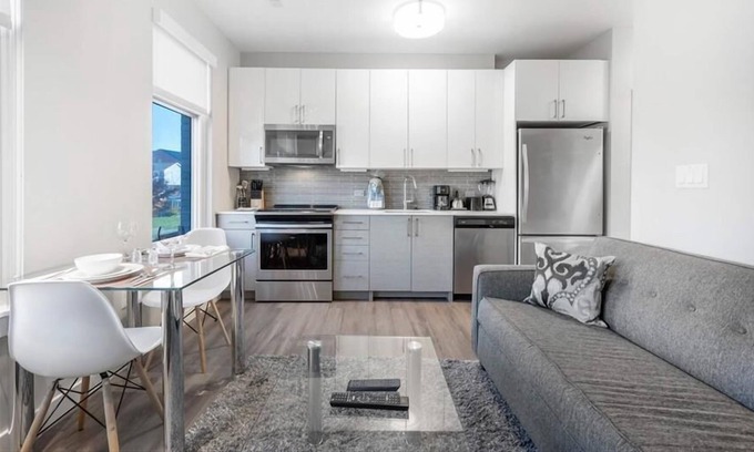 Central-Maverick Square - Paris Street Apartamento | Steps from Waterfront | Private Studio | Upscale Amenities | GLS