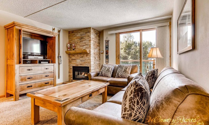 Peak 9 Condominio | Steps to Adventure, Remodeled Kitchen, Wi-Fi, Ski in/out, Gas Fireplace TE411