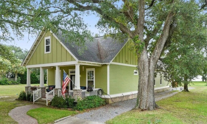 Gulfport Casa | Steps to Beach- 4 Bdrm & 3.5 Bath. Master suite + Mother in Law suite.
