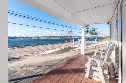 Laconia Apartamento | Steps to Beach Lake-View Laconia Getaway!