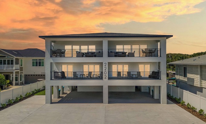 New Smyrna Beach Casa | 🌊Steps to Beach | Perfect for Large Groups | Flip Flop Living South🌊