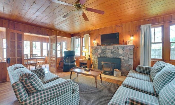 Cedarville Cabina | Steps to Lake: Cedarville Cabin w/ Community Perks