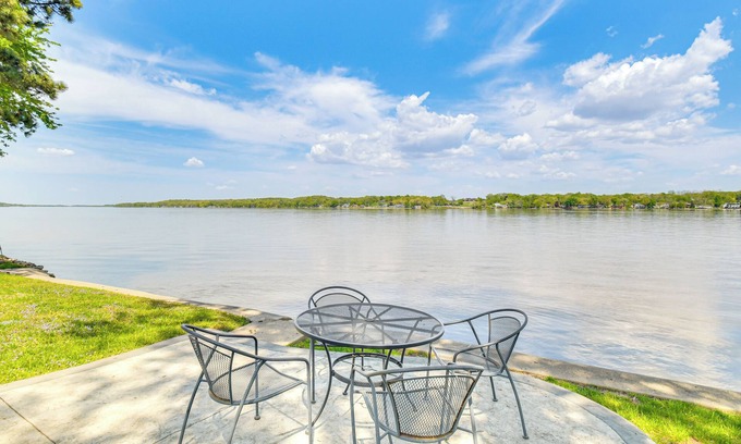 Scott County Casa | Steps to Mississippi River: Hot Tub Haven!