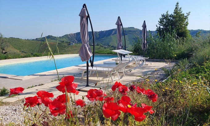 Montefino Casa | Stijlvolle Agriturismo met Zwembad en 5 Goed Uitgeruste Vakantieappartementen