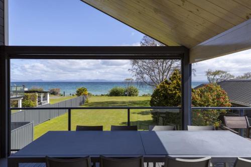 Waitahanui Casa | Still Water Retreat - beautiful lake front location and living
