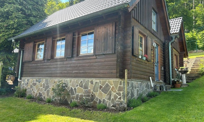 Kempenich Casa | Stilvolle Blockhütte mit Kaminofen - Nähe Nürburgring, Ahrtal und