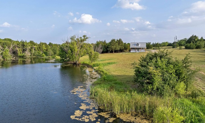 Gober Cabina | Stocked Fishing Ponds: Texas Getaway w/ Cows!