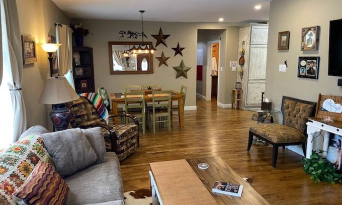 Fort Worth Casa | StockYards!-1.5 blk away ! Cowboy Cottage sleeps 9, TCU close by