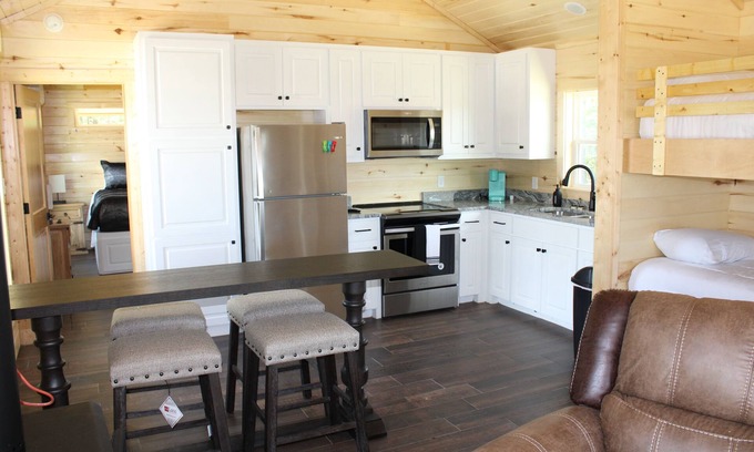 Shreveport Cabina | Stone Cabin with Hot Tub & Spectacular View at God's Country Resort