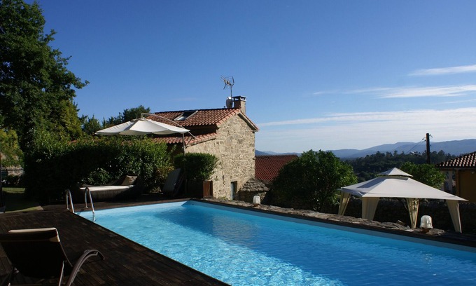 Santiago de Compostela Cabaña | Casa de piedra con piscina y jardín.