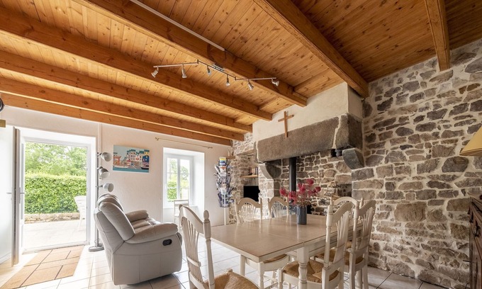 Saussey Casa | Cabaña de piedra en Saussey con bonito jardín