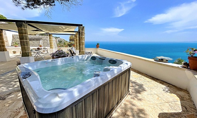 Gagliano del Capo Chalet De Esquí | Stone house with outdoor jacuzzi on the cliffs (A)