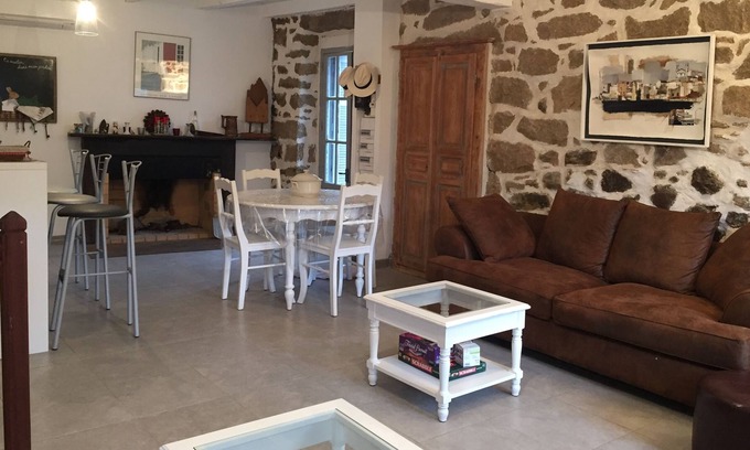 Ota Casa | centro del pueblo Casa de piedra con aparcamiento privado, vistas a la montaña sitio clasificado