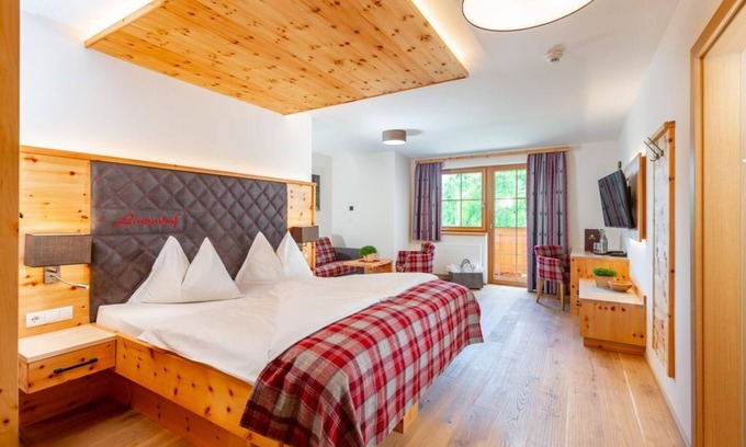 Ramsau am Dachstein Casa | Stone pine suite, shower and bath, toilet, half board, short - Hotel Lindenhof