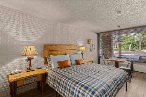 Eureka Springs Apartamento | Stonegate Lodge Pool Fire Pits King BedFast WiFi 50in TV Room #209