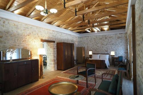 Dodoni Casa | Stonehouse Grace