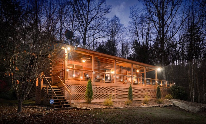 Hendersonville Cabina | Stoneledge Cabin:Romantic Log Cabin, Hot Tub, Creek, Stone Fireplace, WiFi, ROKU