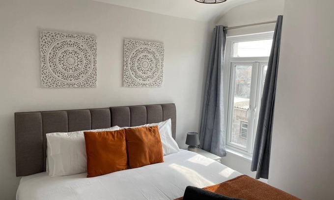 Port Talbot Casa | STOP at Pendarvis, Stone throw from the beach!