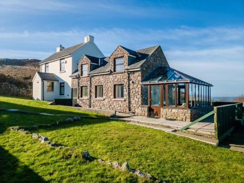 Llangennith Casa | Stormy Castle - 6 Bedroom Sleeps 14 - Llangenith