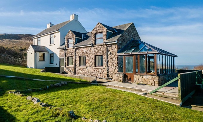 Llangennith Casa | Stormy Castle - 6 Bedroom Sleeps 14 - Llangennith