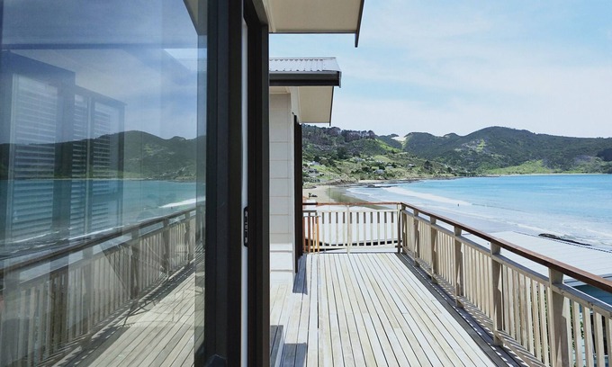 Ahipara Casa | Straight across the road from the beach, make the very best of coastal living.