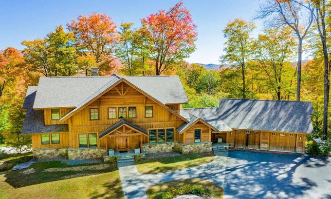 Stratton Mountain Casa | Stratton's Beechwood Ridge 6 Bedrooms & Hot Tub