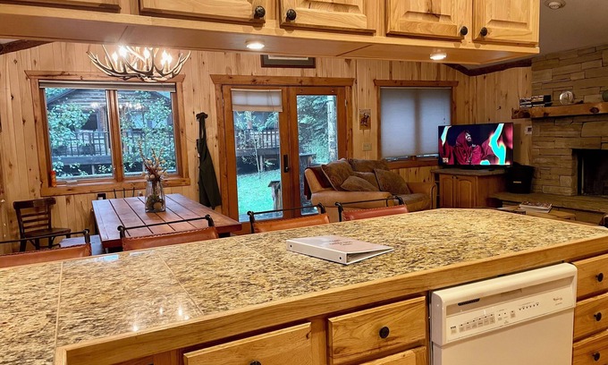 Lyons Cabina | Streamside Cabin nestled in Rock Canyon Walls with Creek flowing through it