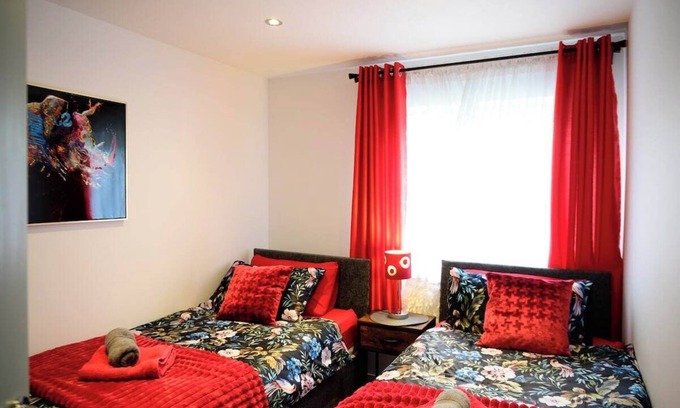 Bramcote Casa | Strelley House 2, off-street parking, Perfect for Family & Contractor friendly