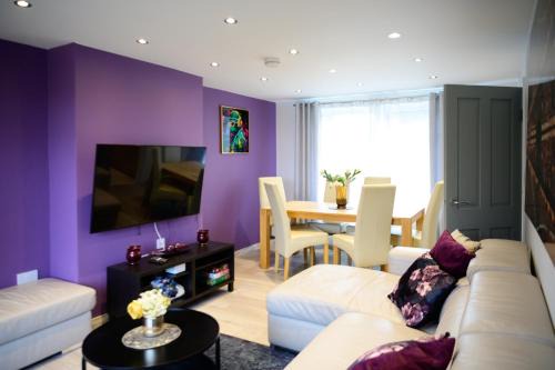 Bramcote Casa | Strelley house 2 , Perfect for business trip & Families holiday or working proffesionals-5 min from M1 J25 , 500MB Wi-Fi , Netflix , Fully equiped kitchen , Asda supermarket 5 min walk , Free Secure parking with CCTV ,available monthly deals