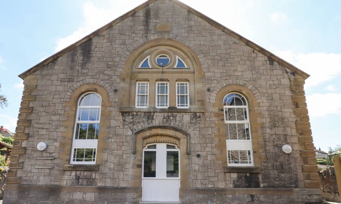 Dyserth Cabaña | STRENGTH ROOMS, pet friendly, character holiday cottage in Dyserth