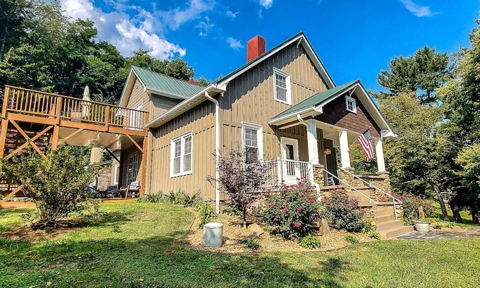 West Jefferson Casa | Stretch Out & Stay Awhile @Walnut Hill Estate- Comfy Beds, Cozy Living & More