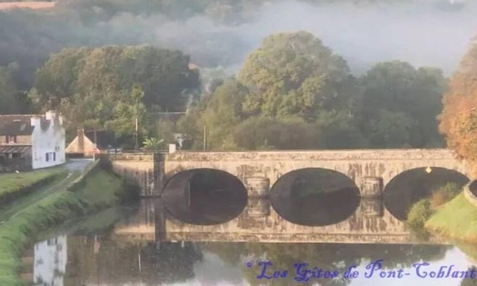 Gouezec Apartamento | Stroll along the Nantes Brest Canal