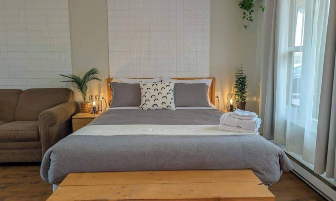Ste Anne de Beaupre Apartamento | Studio 5 | 2 Min Waterfront | BBQ & Fireplace