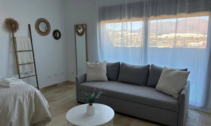 San Luis de Sabinillas Apartamento | Apartamento estudio 'Estudio San Luis De Sabinillas' con piscina compartida y aire acondicionado