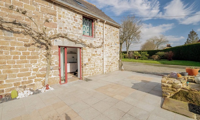 Sens-de-Bretagne Apartamento | Apartamento-estudio 'Les Mesliers' con terraza compartida, jardín compartido y Wi-Fi