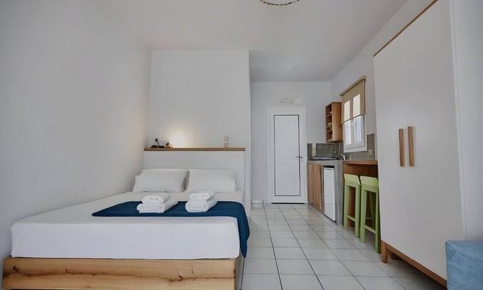 Gavrio Apartamento | Apartamento estudio 'Irene 3 Superior Triple 2' con vistas al mar, Wi-Fi y aire acondicionado.