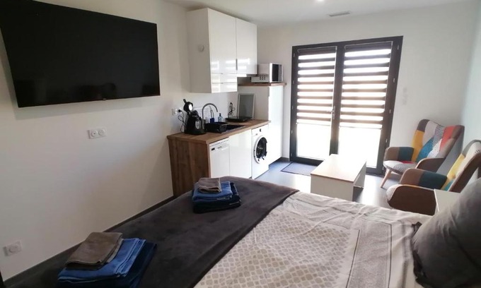 Serignan Apartamento | Studio BLEU, Neuf, classé 3 étoiles, Clim, Wifi, Lave-linge, Lit King Size, au calme et à 800m des plages de Valras Plage