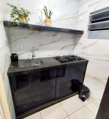 Praia de Leste Apartamento | Studio com ar condicionado a 4 quadras do mar