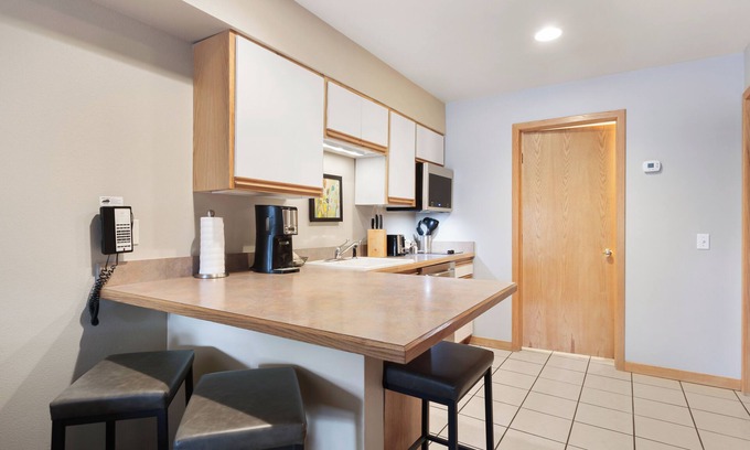 Baldy Mountain Condominio | Studio Condo. AMAZING VIEWS. On bus route. Pet friendly.