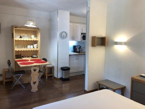 Brides-les-Bains Apartamento | Studio cosy en centre-ville, à proximité des thermes et des pistes du domaine des Trois Vallées - FR-1-512-228