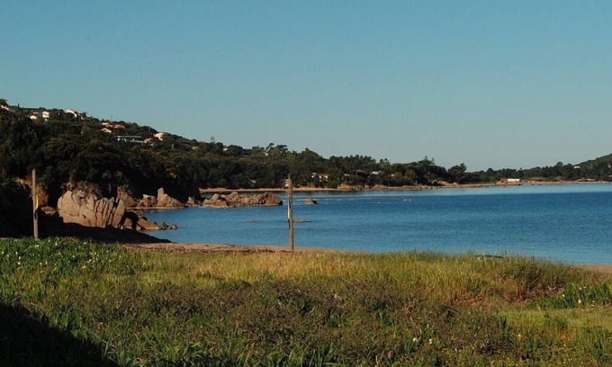Pietrosella Apartamento | Pies de estudio en agua (acceso directo a la playa en el jardín) Acondicionamiento