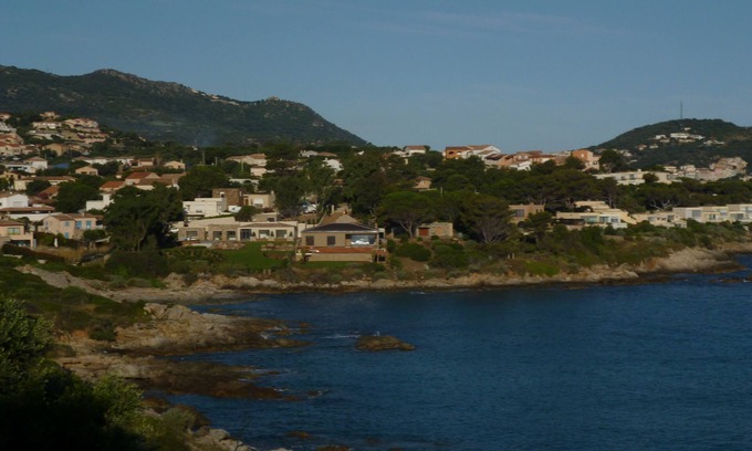 Monticello Casa | Estudio en propiedad tranquila y soleada cerca del mar.
