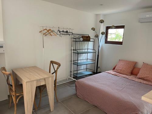 Restinclieres Apartamento | Studio indépendant - Terrasse et piscine en été