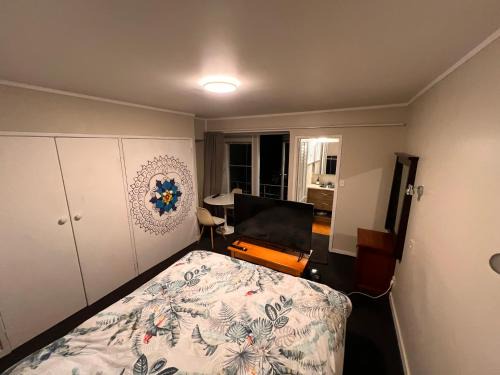 Remuera Casa | Studio is 2nd door past carport