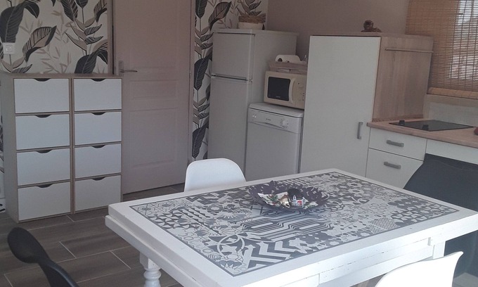 Vias Apartamento | Studio Les Tourterelles 2kms from the beach in a residential area