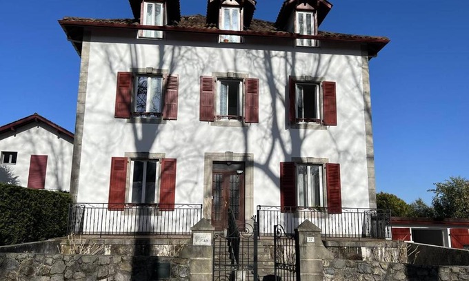 Cambo-les-Bains Apartamento | Studio lumineux à Cambo-les-Bains, proche thermes, coin nuit, kitchenette, internet, animaux acceptés - FR-1-495-10