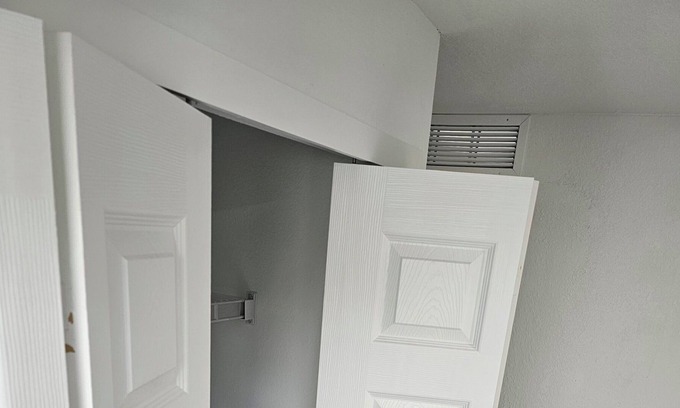 Gladeview Apartamento | Studio room with private entrance and private bathroom.